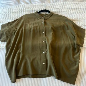 Everlane silk short sleeved button up | 100% silk | olive green | size 8